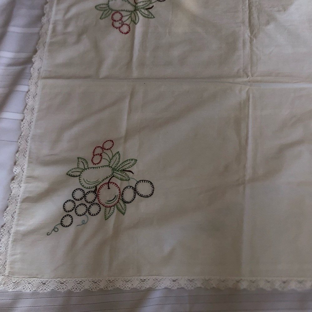 Vtg Fruit Embroidered Cream Tablecloth with Lace Edge